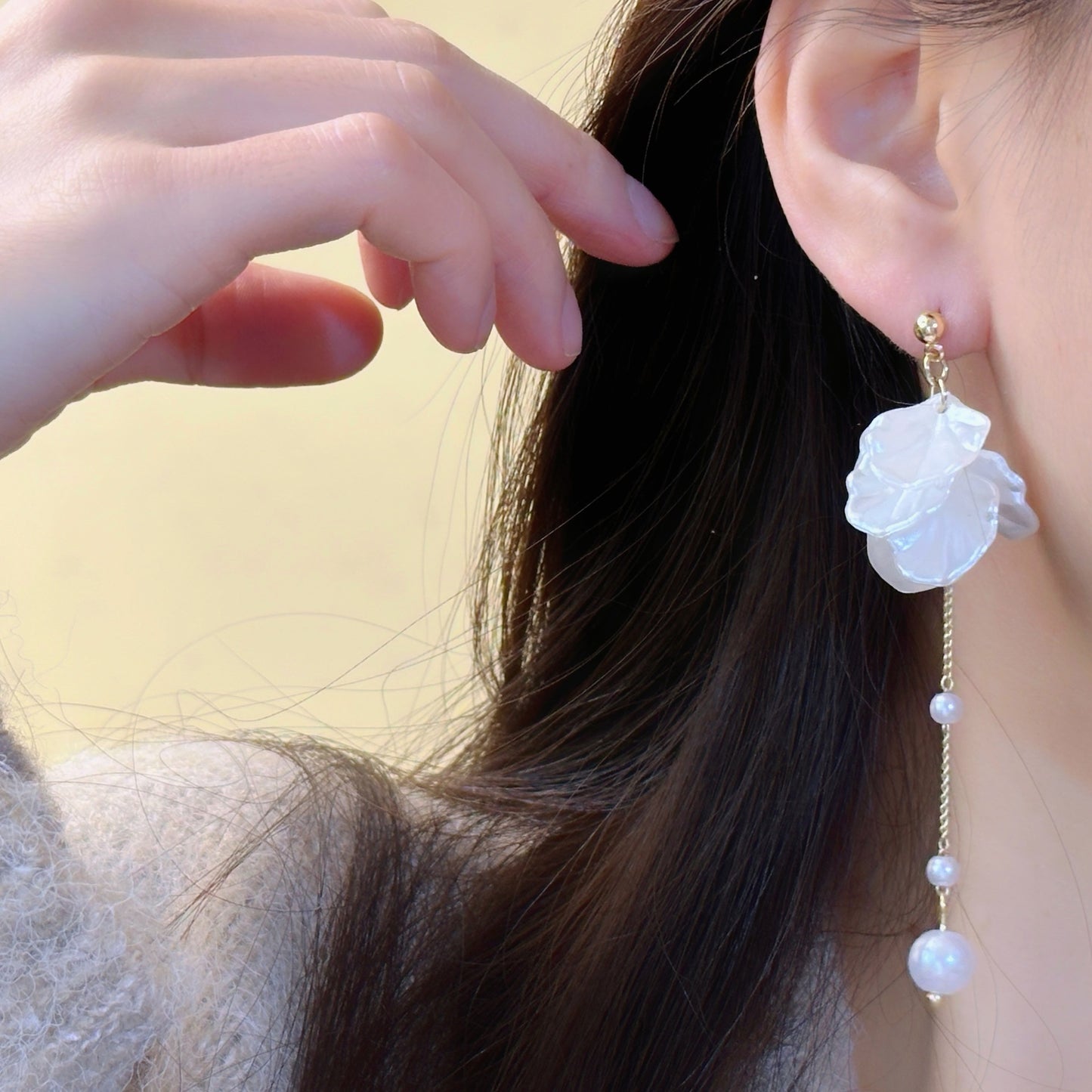 Fashion Unique Glossy Shell Flower Pendant Earrings for Women Temperament Pearl Earrings Sweet Design Wedding Gifts