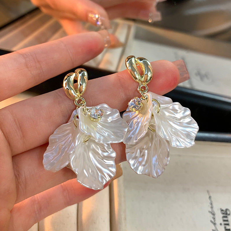 Fashion Unique Glossy Shell Flower Pendant Earrings for Women Temperament Pearl Earrings Sweet Design Wedding Gifts