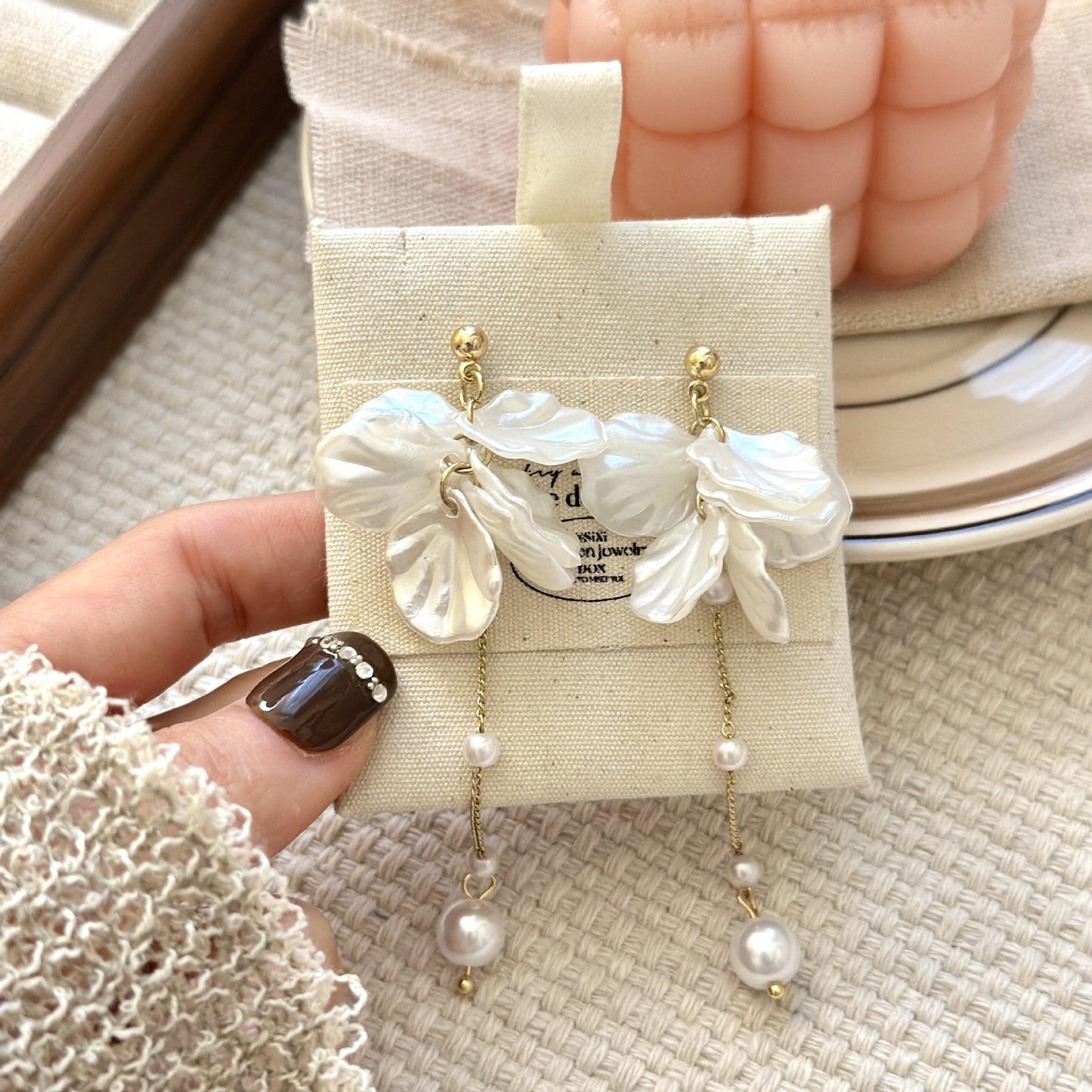 Fashion Unique Glossy Shell Flower Pendant Earrings for Women Temperament Pearl Earrings Sweet Design Wedding Gifts