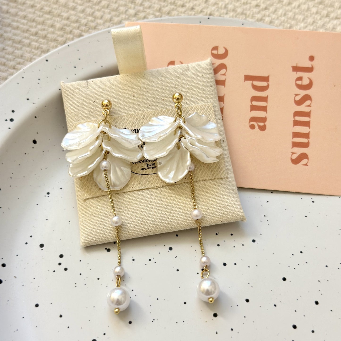 Fashion Unique Glossy Shell Flower Pendant Earrings for Women Temperament Pearl Earrings Sweet Design Wedding Gifts