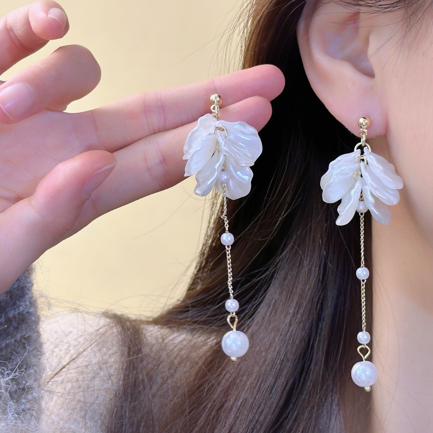 Fashion Unique Glossy Shell Flower Pendant Earrings for Women Temperament Pearl Earrings Sweet Design Wedding Gifts