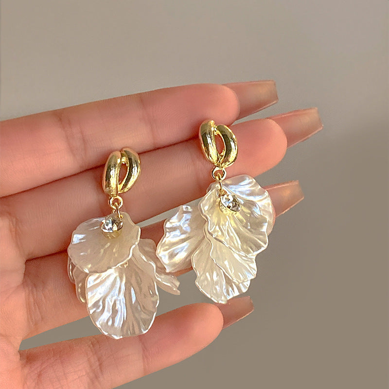 Fashion Unique Glossy Shell Flower Pendant Earrings for Women Temperament Pearl Earrings Sweet Design Wedding Gifts