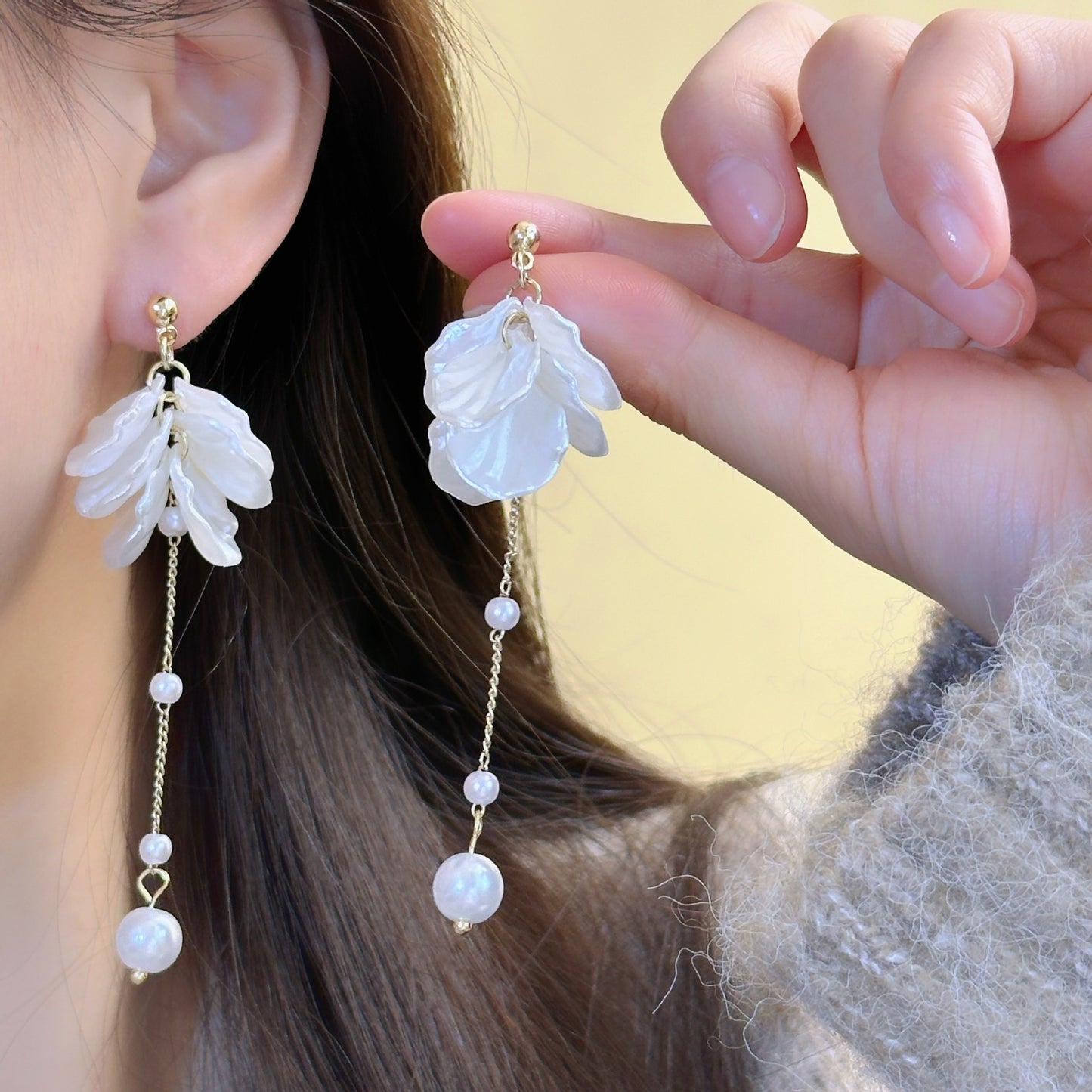 Fashion Unique Glossy Shell Flower Pendant Earrings for Women Temperament Pearl Earrings Sweet Design Wedding Gifts