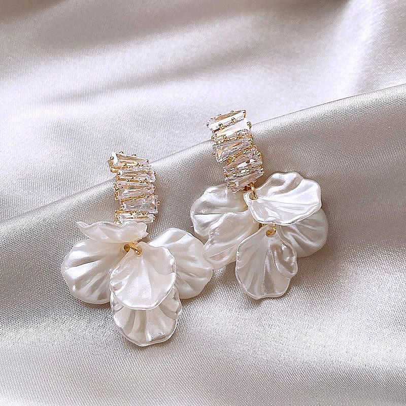 Fashion Unique Glossy Shell Flower Pendant Earrings for Women Temperament Pearl Earrings Sweet Design Wedding Gifts