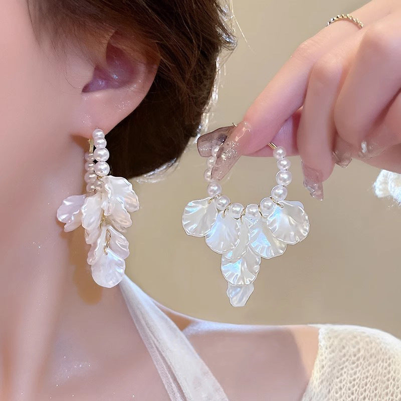 Fashion Unique Glossy Shell Flower Pendant Earrings for Women Temperament Pearl Earrings Sweet Design Wedding Gifts