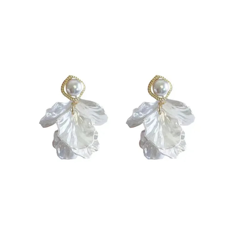 Fashion Unique Glossy Shell Flower Pendant Earrings for Women Temperament Pearl Earrings Sweet Design Wedding Gifts