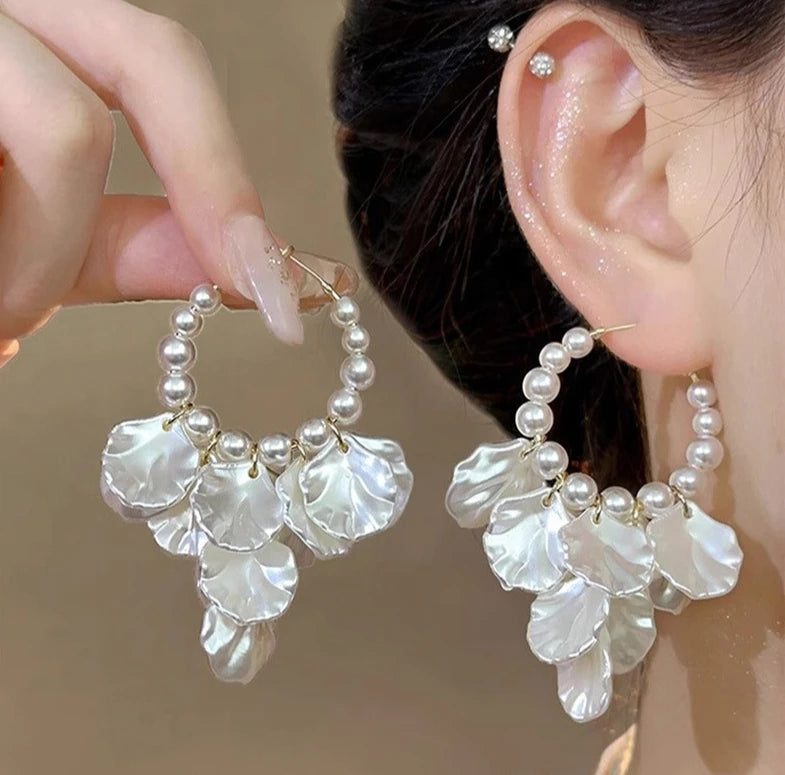 Fashion Unique Glossy Shell Flower Pendant Earrings for Women Temperament Pearl Earrings Sweet Design Wedding Gifts