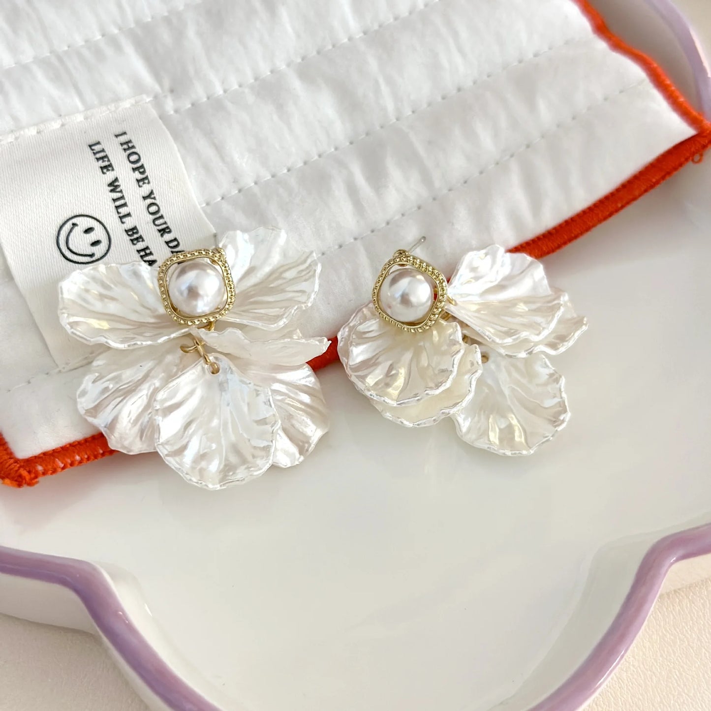 Fashion Unique Glossy Shell Flower Pendant Earrings for Women Temperament Pearl Earrings Sweet Design Wedding Gifts